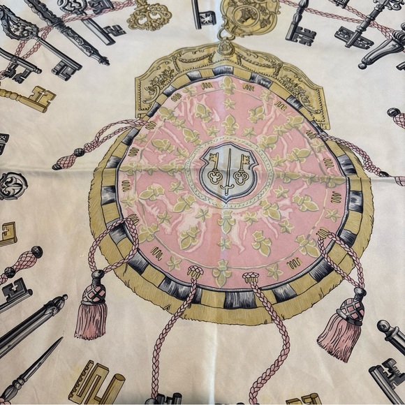 Hermes Scarf Printed  Silk 100% 34x34” with box - Picture 4 of 11